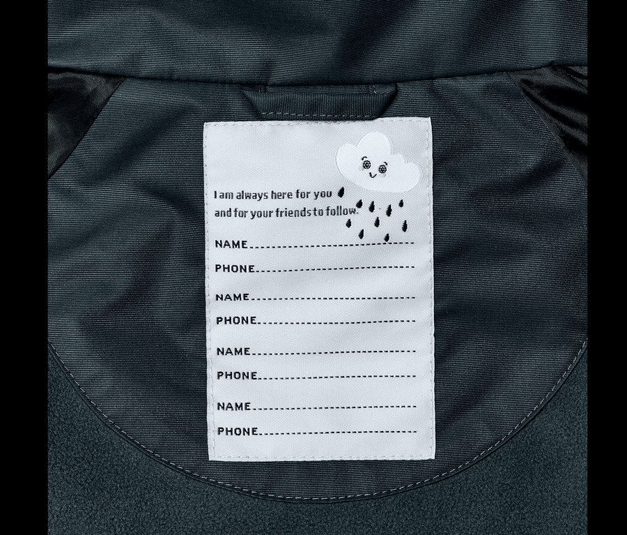 Vnútorný štítok detskej termobundy do dažďa bridlicovomodrej s linkami na meno a telefón a kresleným oblakom.