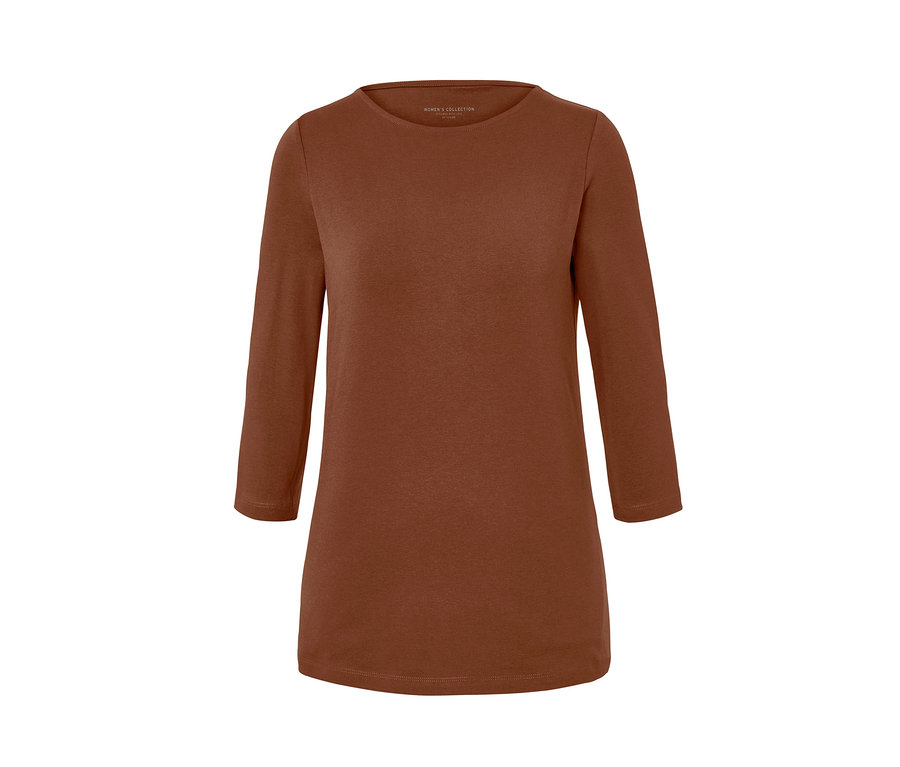 Hnedé tričko s trojštvrťovými rukávmi.