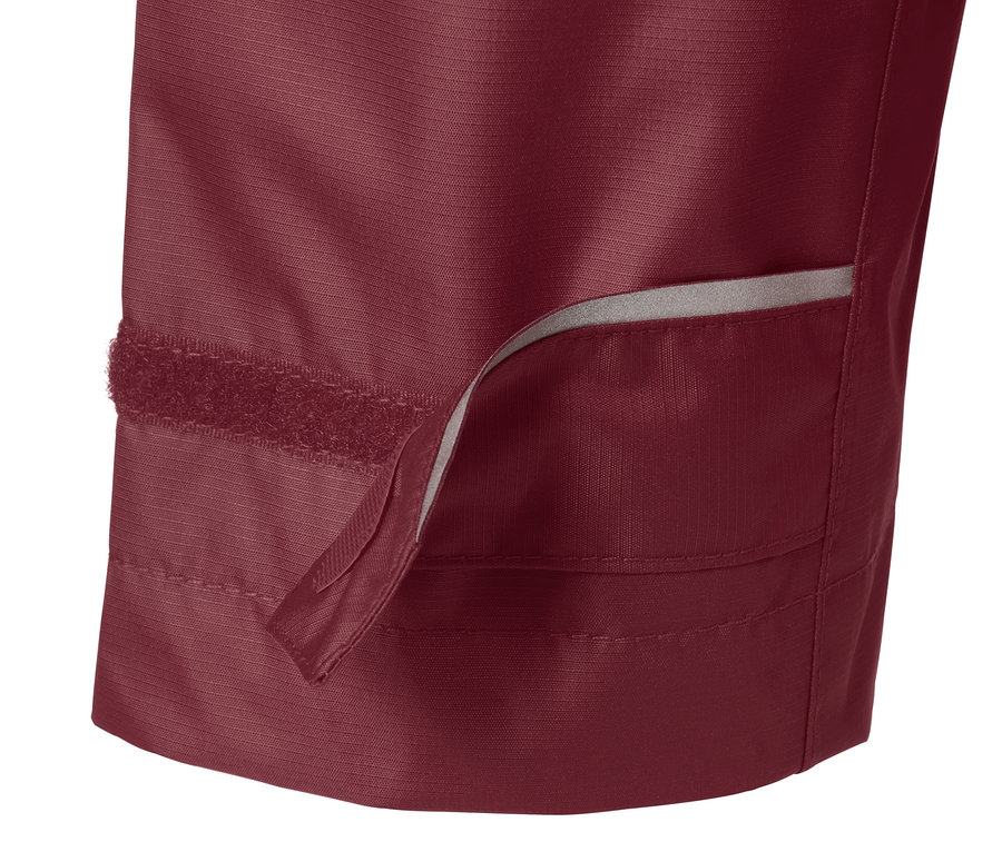 Detail vínovočervenej bundy do dažďa s viditeľným zapínaním na suchý zips.