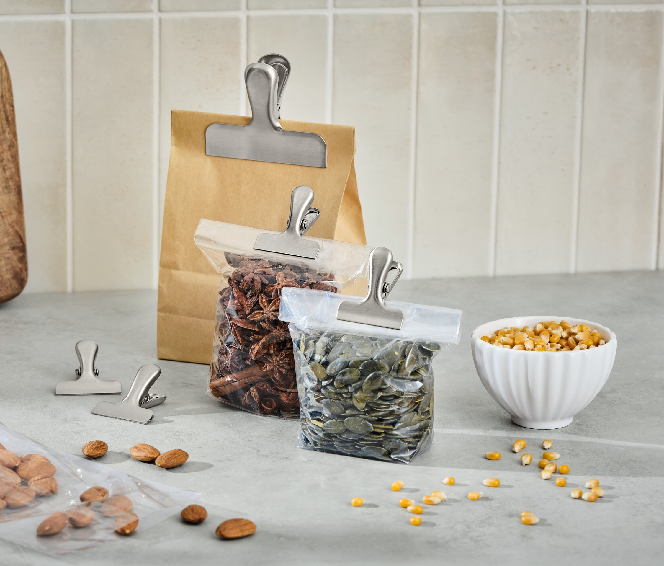 Na linke stoja vrecká s potravinami uzatvorené pomocou 5 svoriek z ušľachtilej ocele na zachovanie arómy.