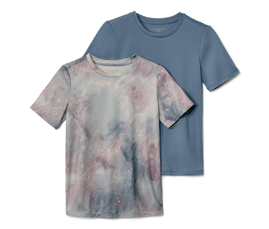 Dve detské športové tričká: jedno modré a jedno s viacfarebným vzorom.