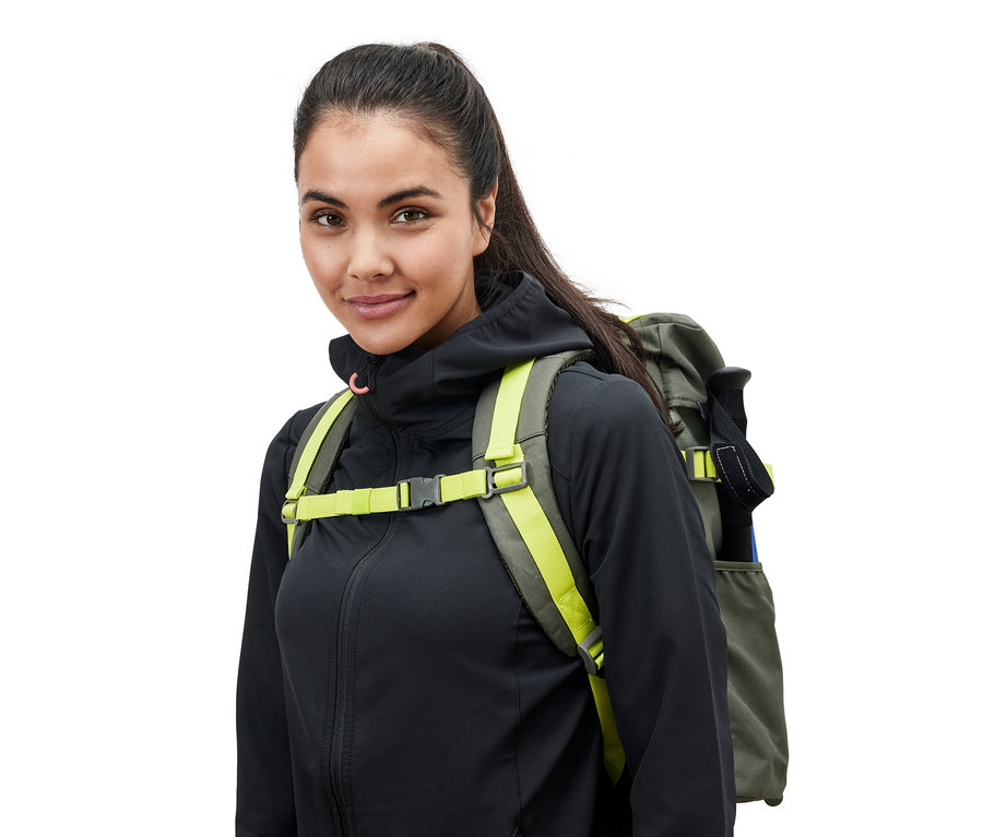 Žena s outdoorovým ruksakom.