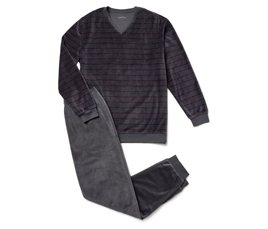 Sivý velúrový pyžamový set s bordovými pruhmi na bielom pozadí.