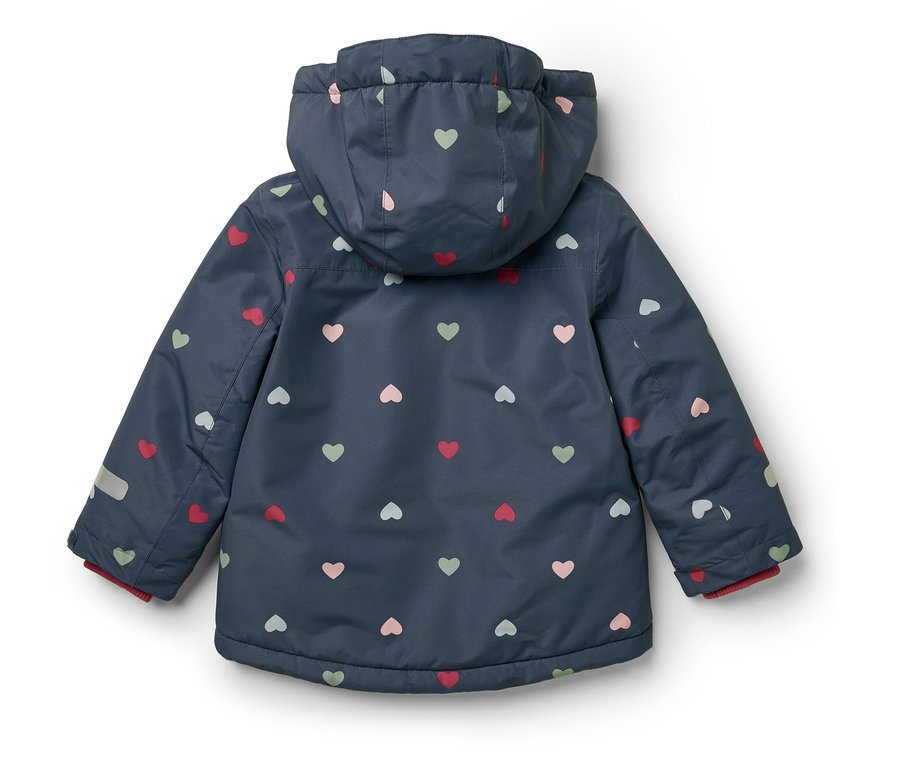 Pohľad zozadu na modrú bundu s kapucňou a potlačou srdiečok.