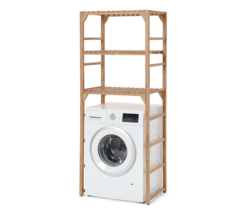 Biela sušička stojí pod regálom na práčku z masívneho dreva.