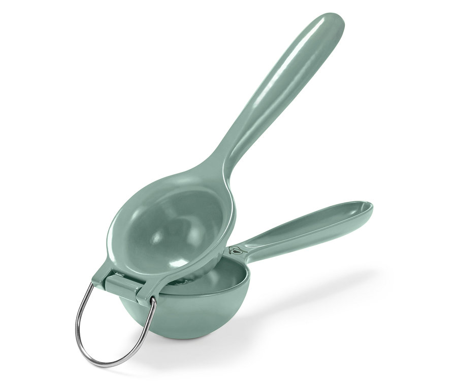 Zelený lis na citrusy so striebornou rukoväťou.