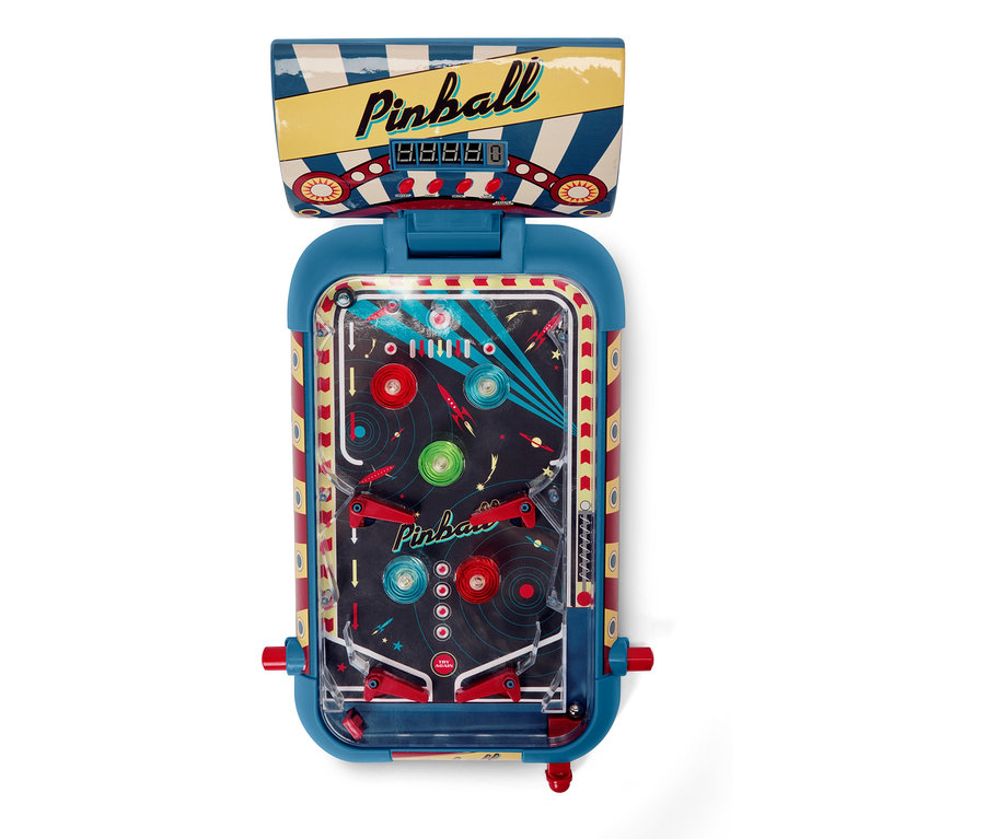 Detailný pohľad zhora na retro pinballový stôl s modrým rámom a farebnými prvkami.