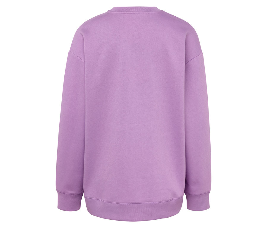 Pohľad zozadu na fialovú mikinu s dlhým rukávom.