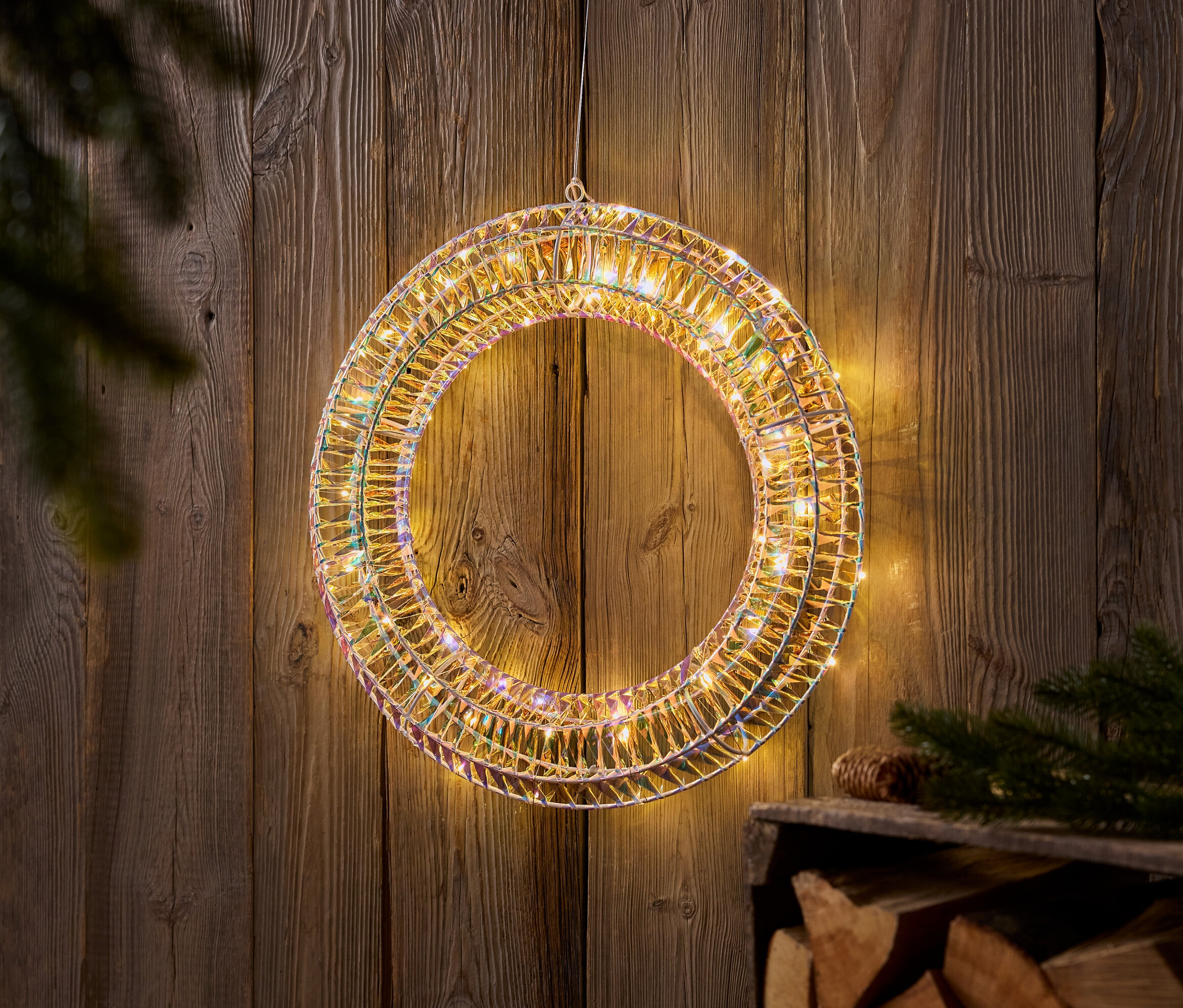 Svetelný veniec visí na drevenej stene.