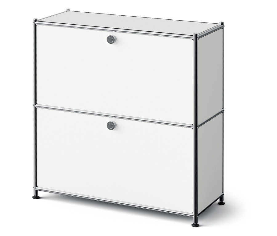 Biely dvojpodlažný úložný modul s chrómovaným rámom.