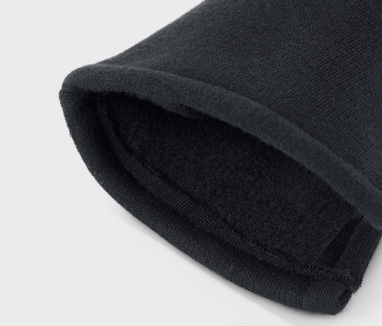 Detail čierneho rukávu s podšívkou.