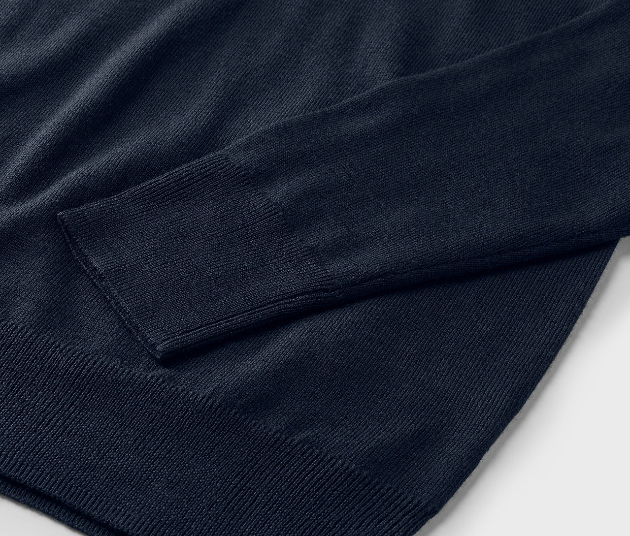 Detailný záber na tmavomodrý merino-pletený sveter.