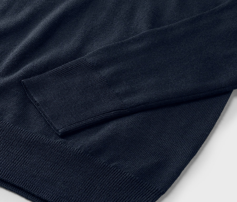 Detailný záber na tmavomodrý merino-pletený sveter.
