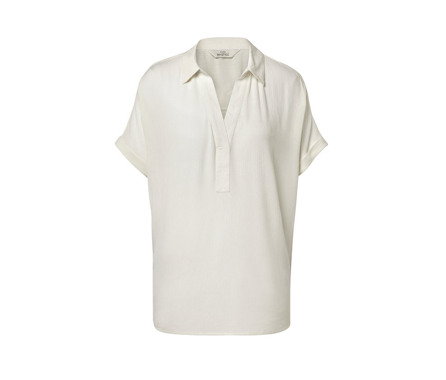 Krémovo biela blúzka s krátkymi rukávmi.