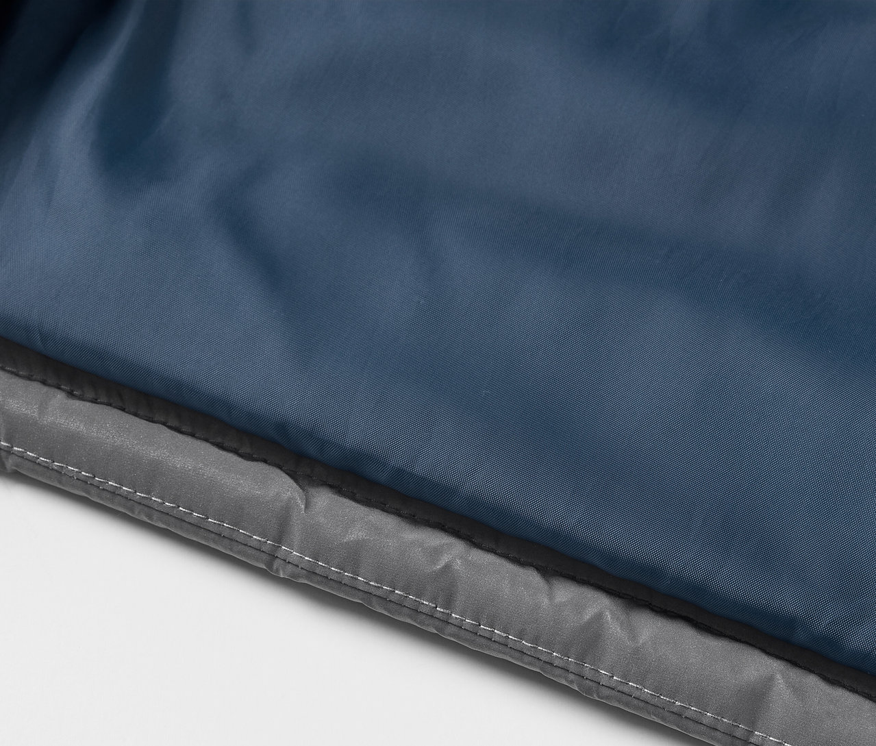 Detailný pohľad na reflexnú detskú prešívanú vestu.