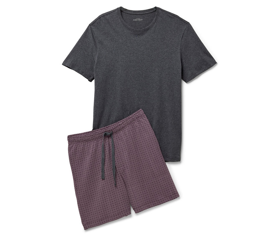 Sivé tričko a vzorované šortky na bielom pozadí.