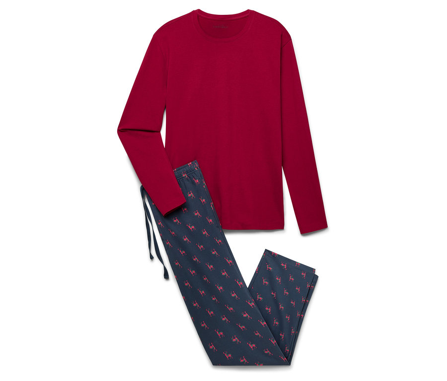 Červené pyžamo s dlhým rukávom a modré nohavice s potlačou červených sobov.