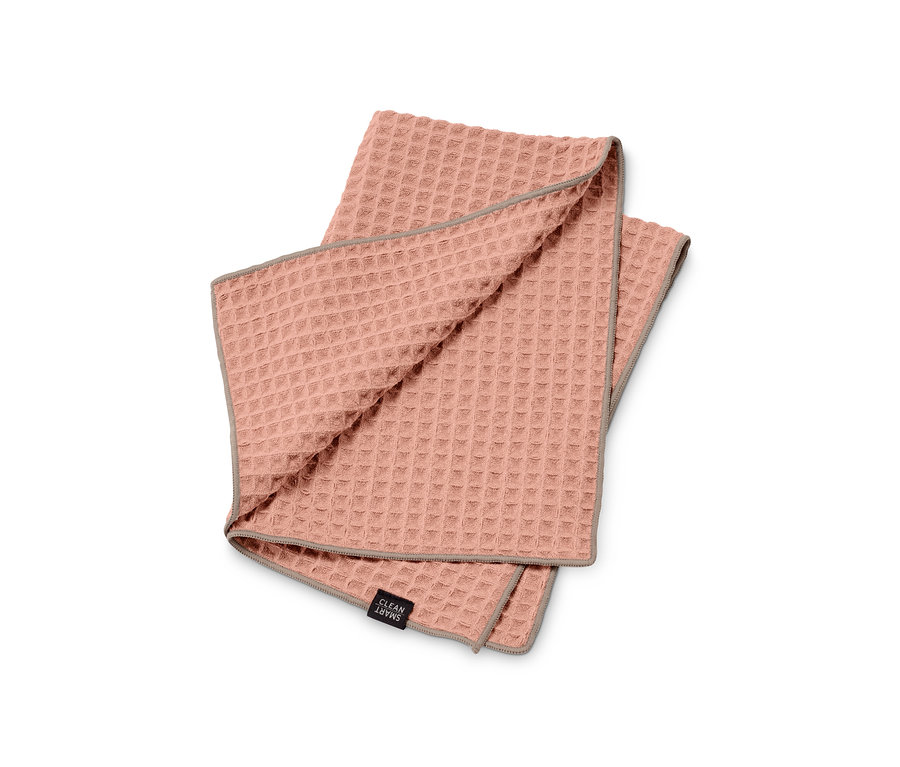 Ružová Špeciálna handrička na utieranie dosucha so sivým okrajom leží zložená na bielom pozadí.