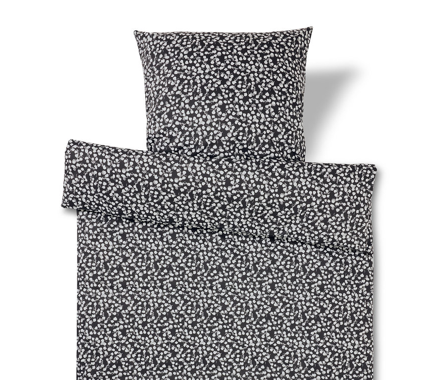 Čierno-biele obliečky s kvetinovým vzorom.