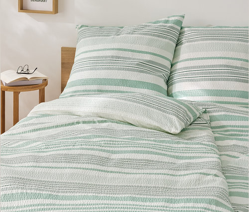 Detailný záber na posteľnú bielizeň z mikrovlákna seersucker v štandardnej a nadmernej veľkosti s prúžkami.