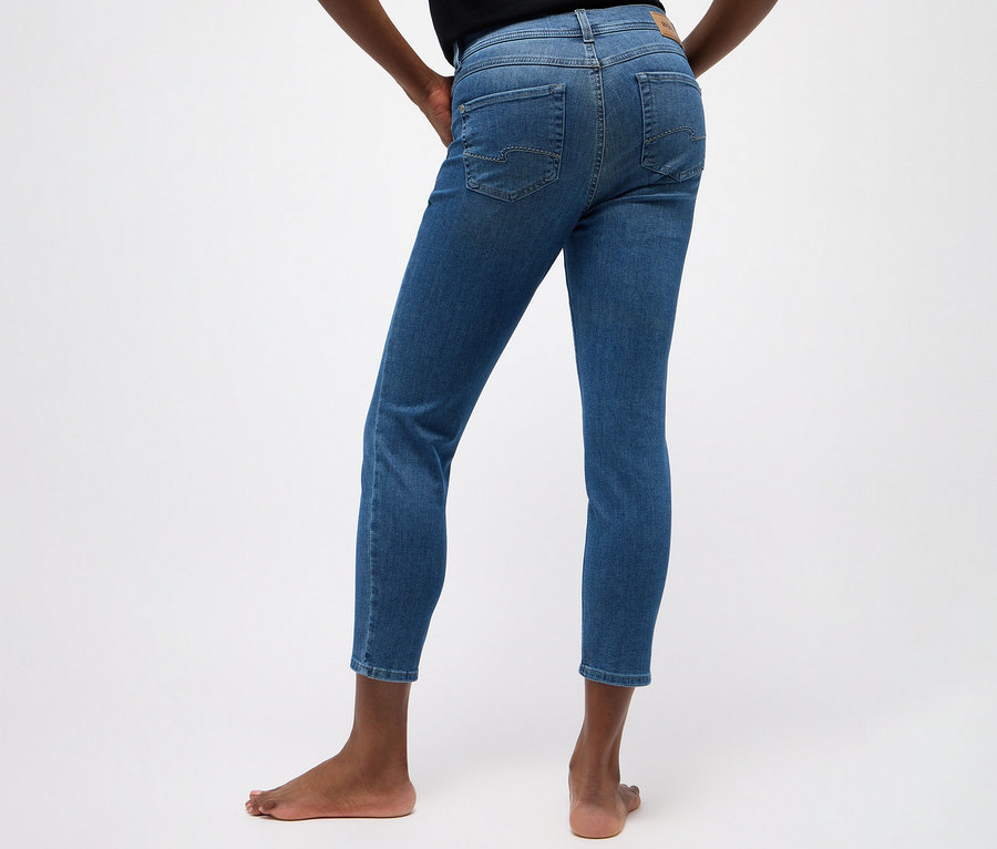 Osoba zozadu, ktorá má na sebe modré džínsy Angels »Ornella« strih Slim Fit 7/8.