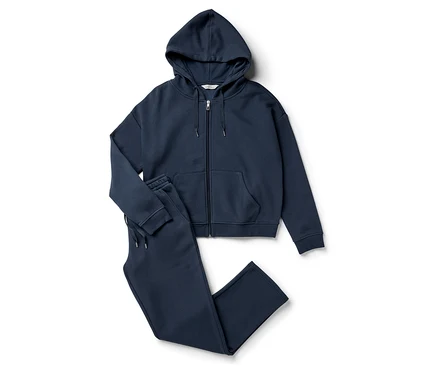 Tmavomodrá mikina na zips s kapucňou a tepláky ležia na bielom pozadí.