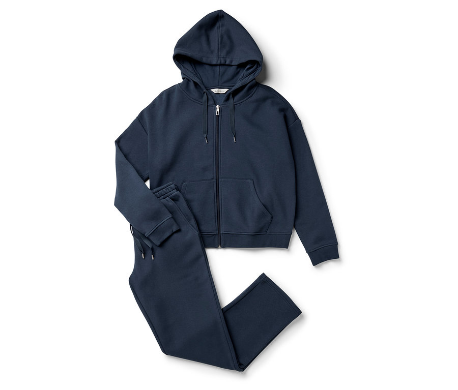 Tmavomodrá mikina na zips s kapucňou a tepláky ležia na bielom pozadí.