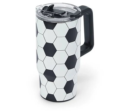 Termohrnček s futbalovým vzorom a čiernou rukoväťou stojí na bielom pozadí.