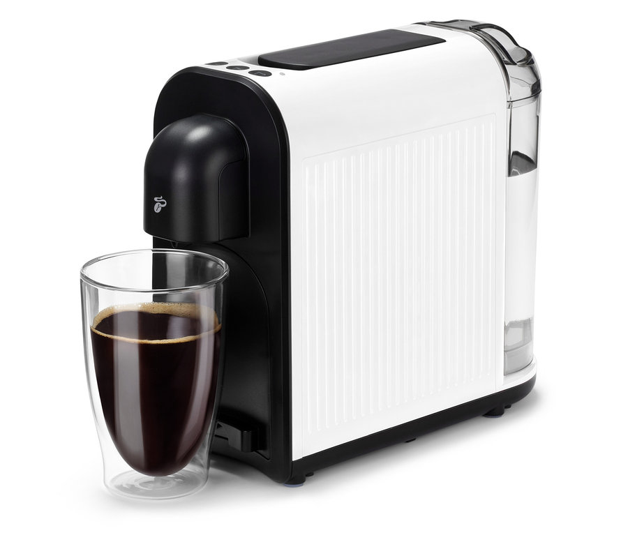 Biely kávovar Cafissimo now white so šálkou kávy pred ním.
