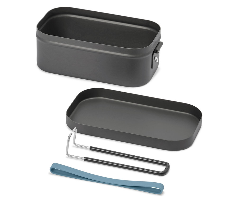 Otvorený, obdĺžnikový, tmavosivý obedár s vrchnákom, držiakom a modrou gumičkou leží na bielom pozadí.