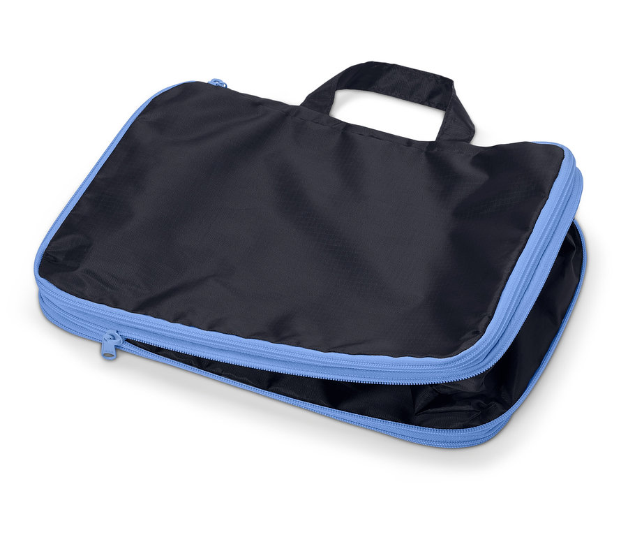 Čierna, obdĺžniková cestovná taška so svetlomodrým zipsom a rúčkou, čiastočne otvorená.