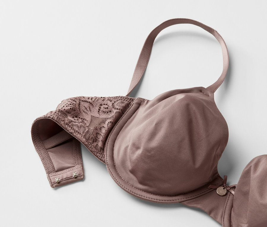 Detailný záber na podprsenku v odtieni mauve s čipkovanými detailmi na bielom pozadí.