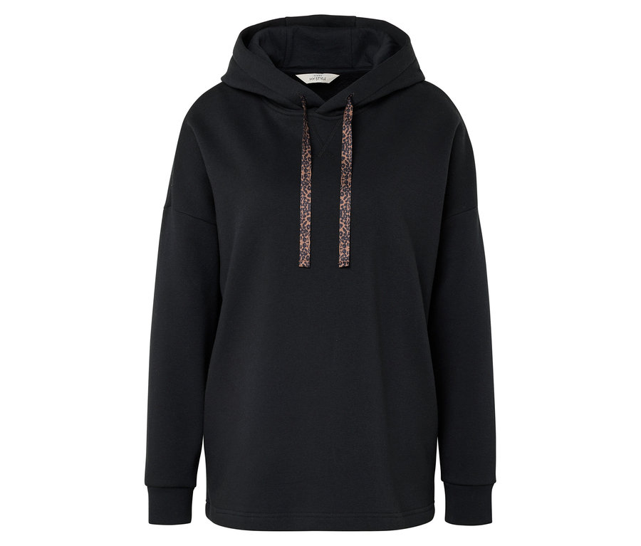 Čierna mikina s kapucňou so šnúrkami s leopardím vzorom.