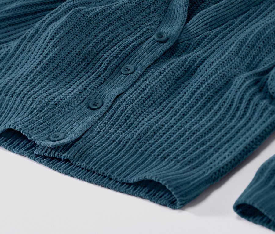 Detailný záber na petrol kardigán so zapínaním na gombíky.