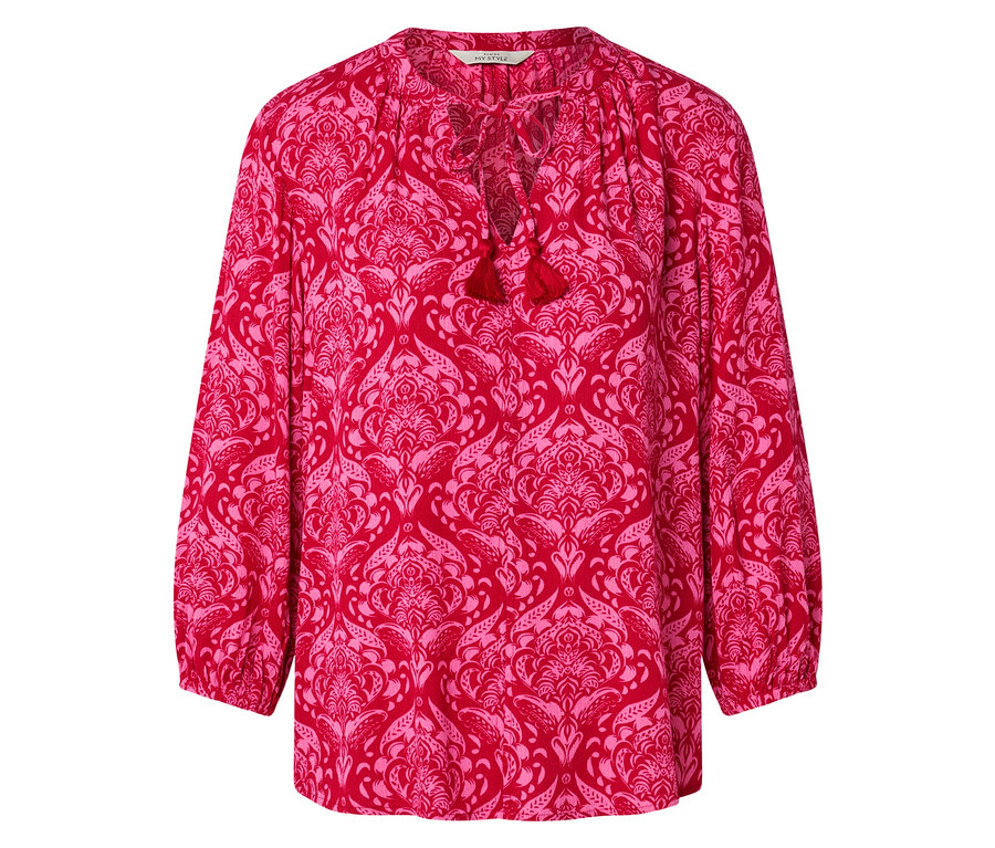 Červená blúzka s ružovým kvetinovým vzorom a strapcami na výstrihu.