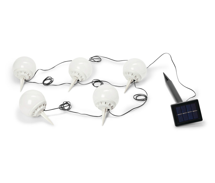 Šesť bielych guľovitých záhradných svetiel je spojených čiernym káblom vedúcim k malému čiernemu solárnemu panelu.