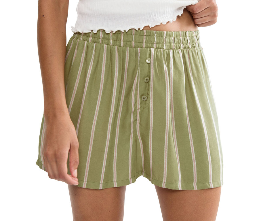Žena má na sebe pruhované šortky so zapínaním na gombíky.