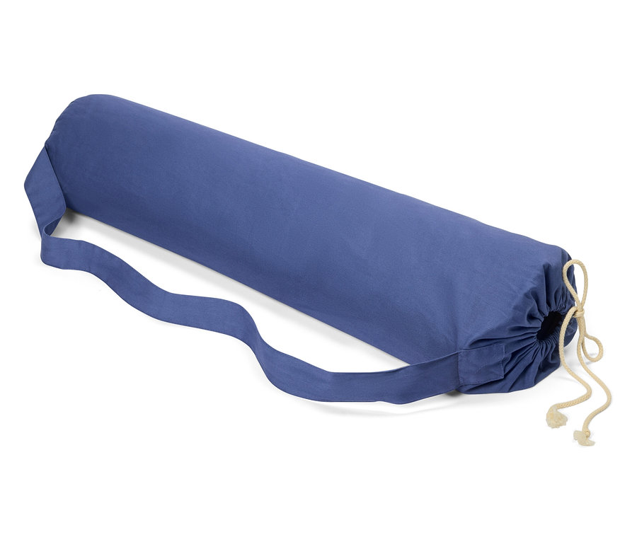 Modrá podložka na jogu Schurwoll je zrolovaná a má popruh na prenášanie.