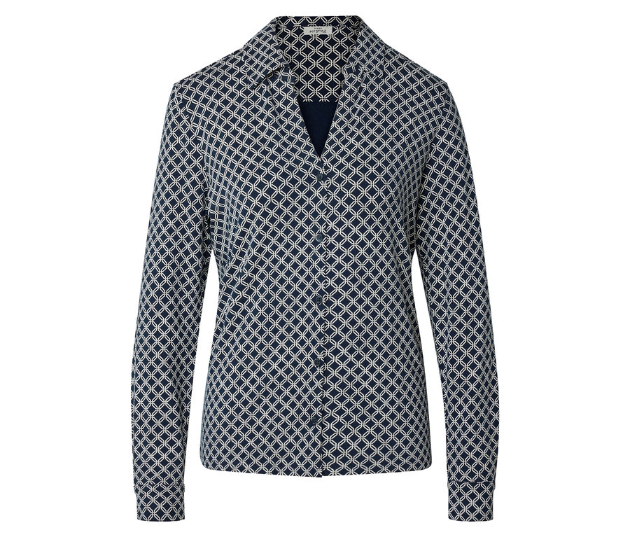 Tmavo modrá blúzka s geometrickým vzorom.