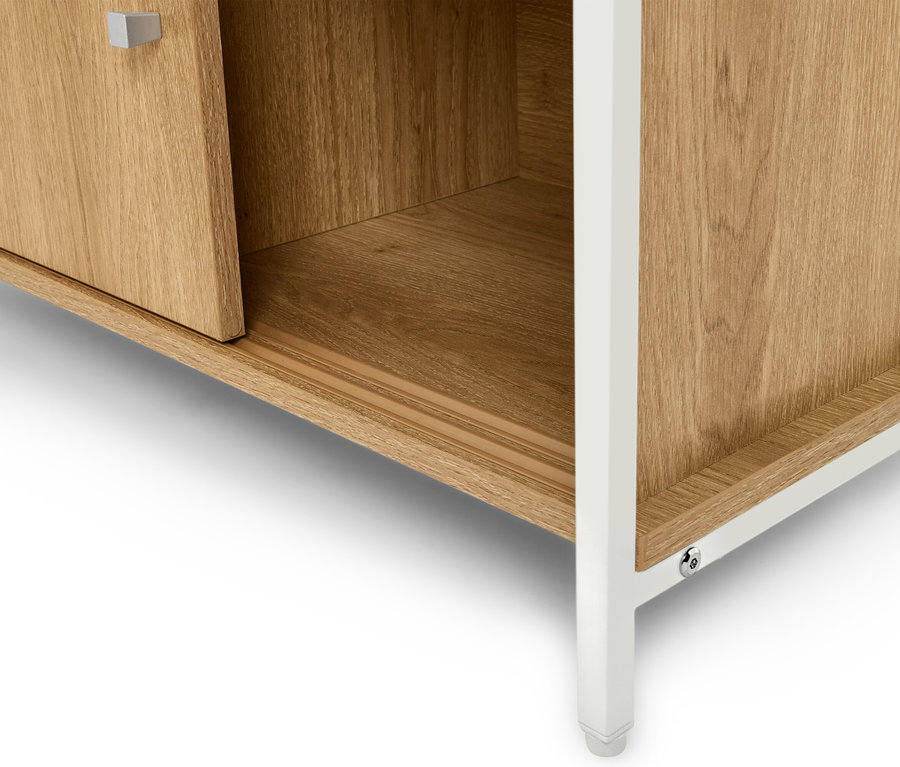 Detailný pohľad na svetlohnedú drevenú skrinku s bielymi nohami.