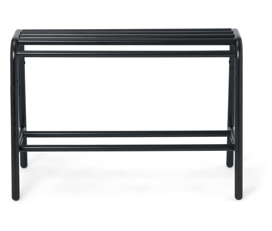 Čierna lavica na topánky s viacerými úložnými tyčami.