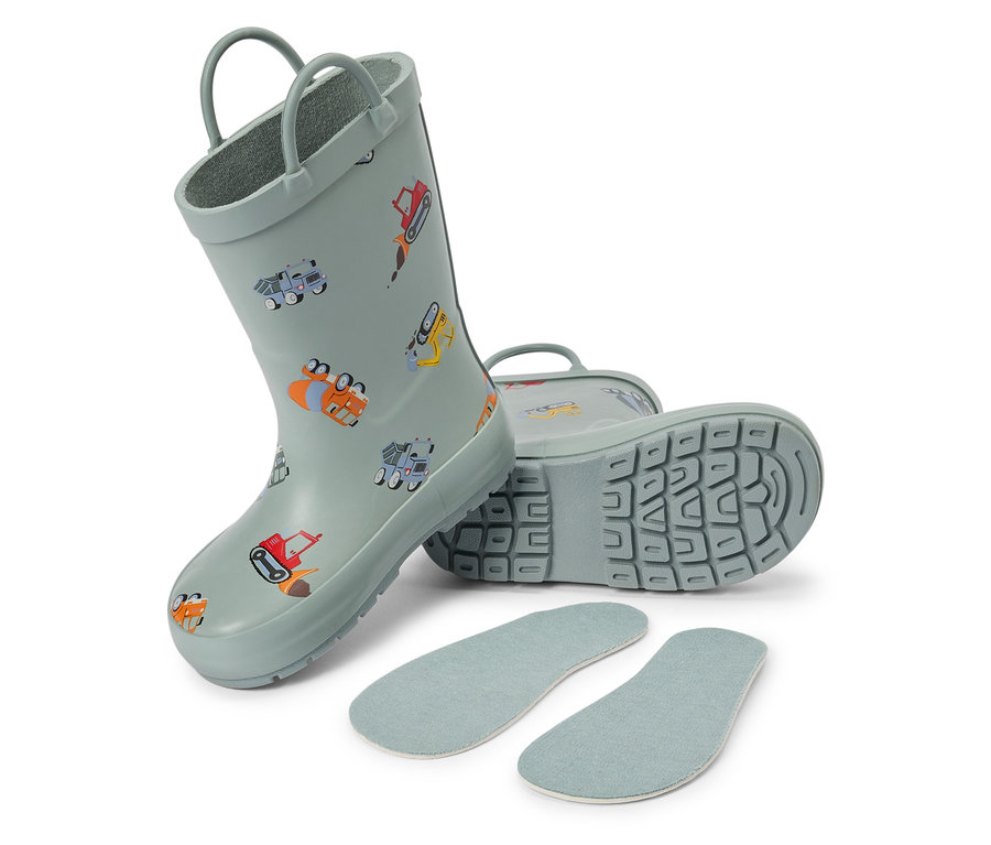 Pár svetlomodrých detských gumákov s motívmi stavbárov a vložkami leží na bielom pozadí.