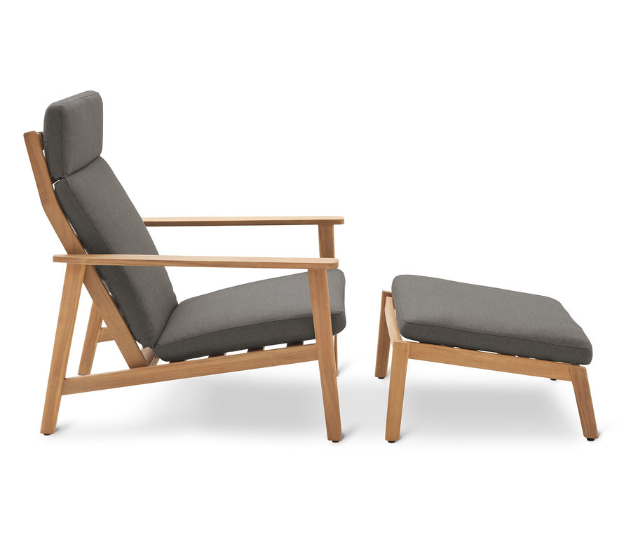 Sivá stolička s dreveným rámom stojí vedľa sivej stoličky.