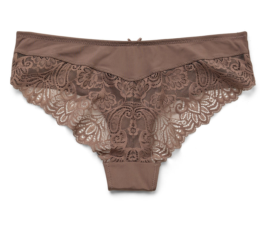 Hnedé nohavičky s čipkovaným lemom na bielom pozadí.