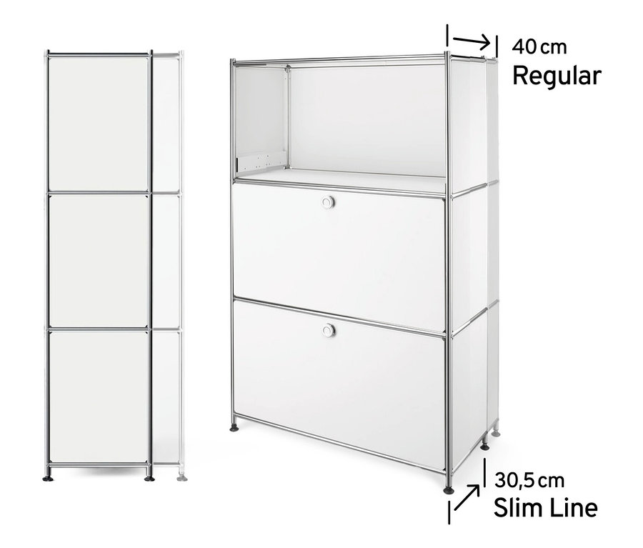 Dva biele kovové regály »CN3 Slim Line« sú zobrazené na bielom pozadí. Vľavo je úzky regál s tromi otvorenými priehradkami. Vpravo je širší regál s jednou otvorenou priehradkou a dvoma výklopnými priehradkami.