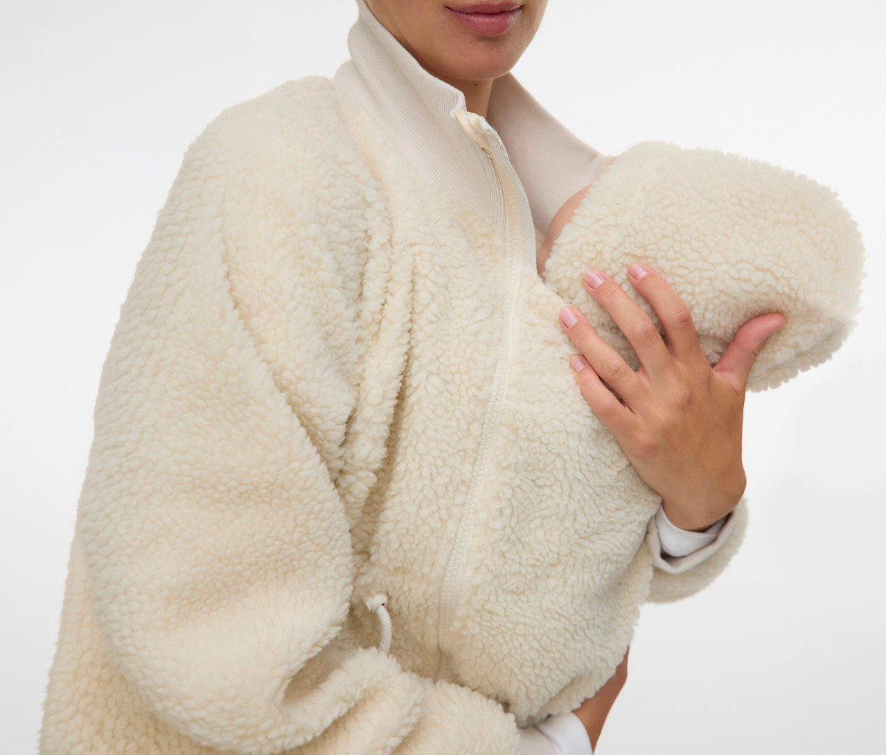 Žena drží dieťa v béžovej plyšovej bunde MAMALICIOUS 3 v 1 »MLCARLY« na zips.