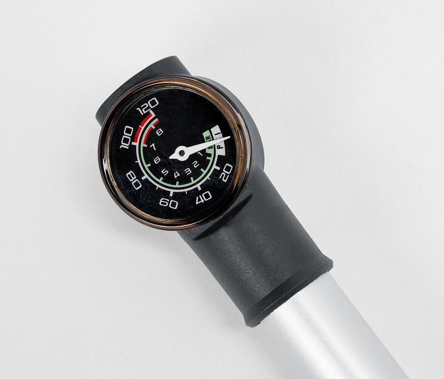 Detailný záber na vzduchovú pumpu s manometrom.