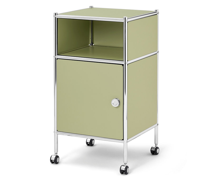 Zelený modulárny nočný stolík s chrómovaným rámom a kolieskami.