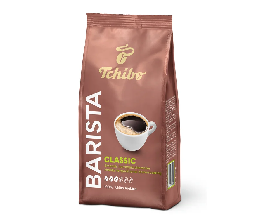 Balenie mletej kávy Tchibo Barista Classic s šálkou kávy.