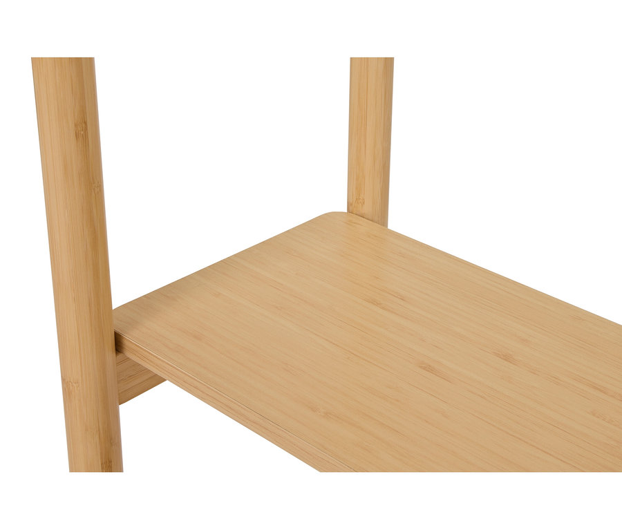 Detailný pohľad na svetlohnedý bambusový regál.